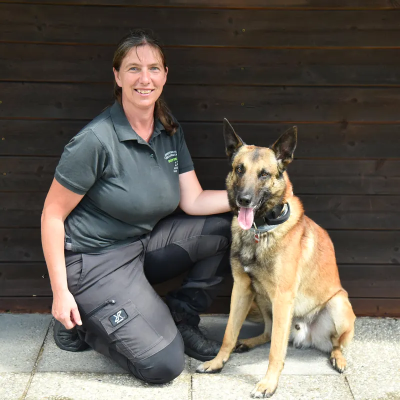 Brigitte Hochedlinger, Obfrau, mit ihrem Hund